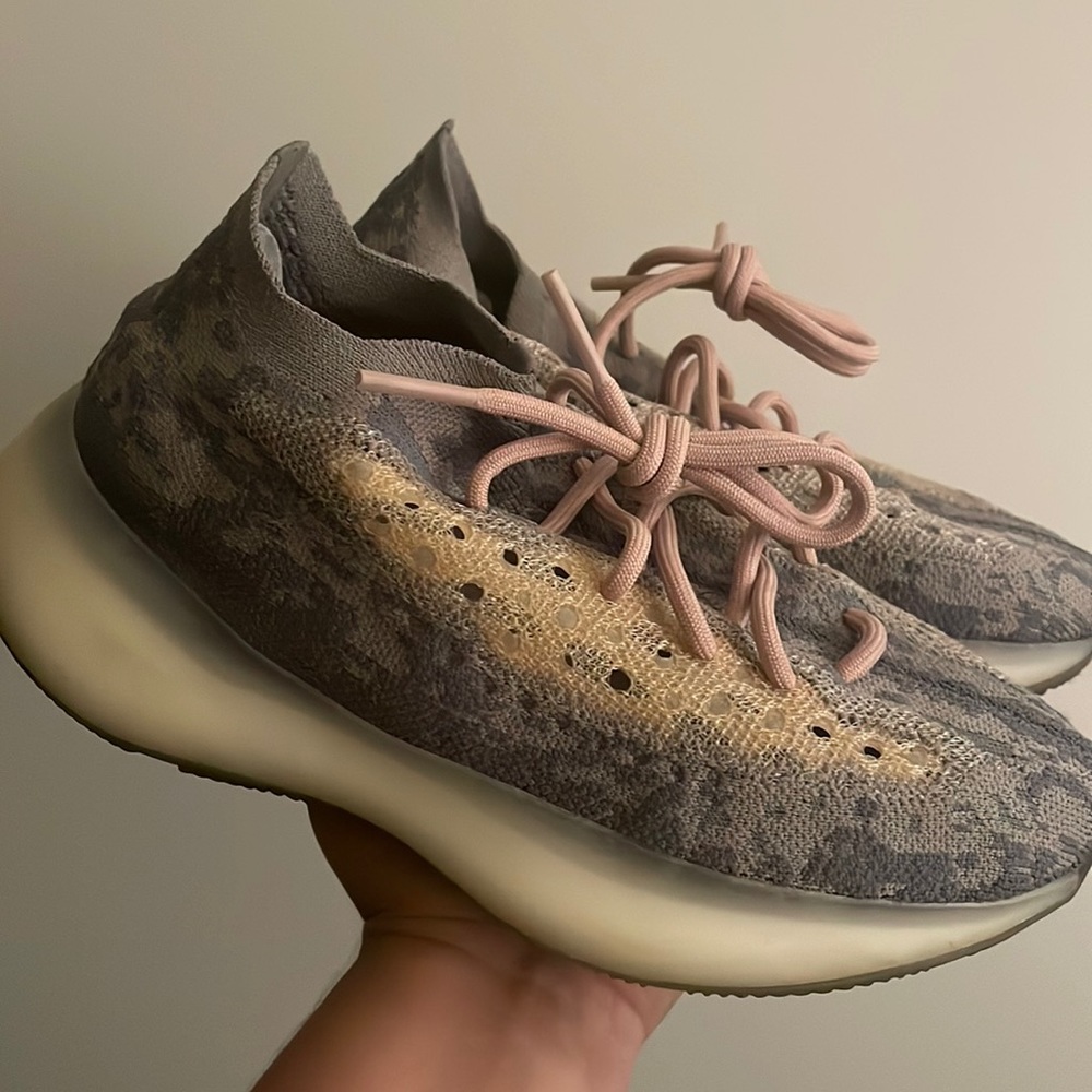 YEEZYS SNEAKERS